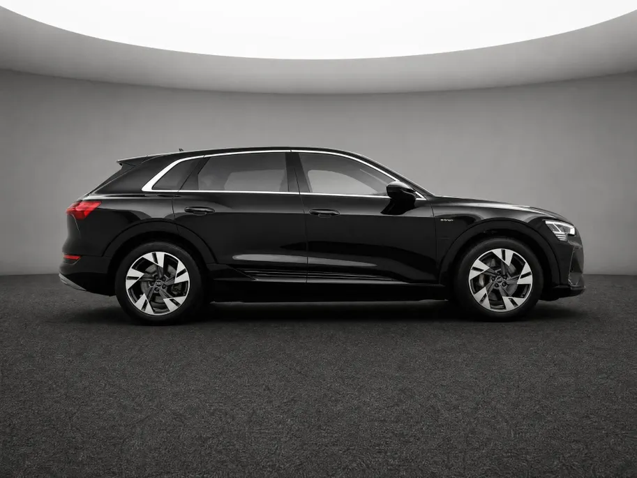 Audi e-tron 55 quattro 95 kWh 408pk S Edition · SOH 96,8% · Camera · Luchtvering · Afneembare Trekhaak · Head-Up Display · Elek. Achterklep · Stoelverwarming · 20'Velgen ·