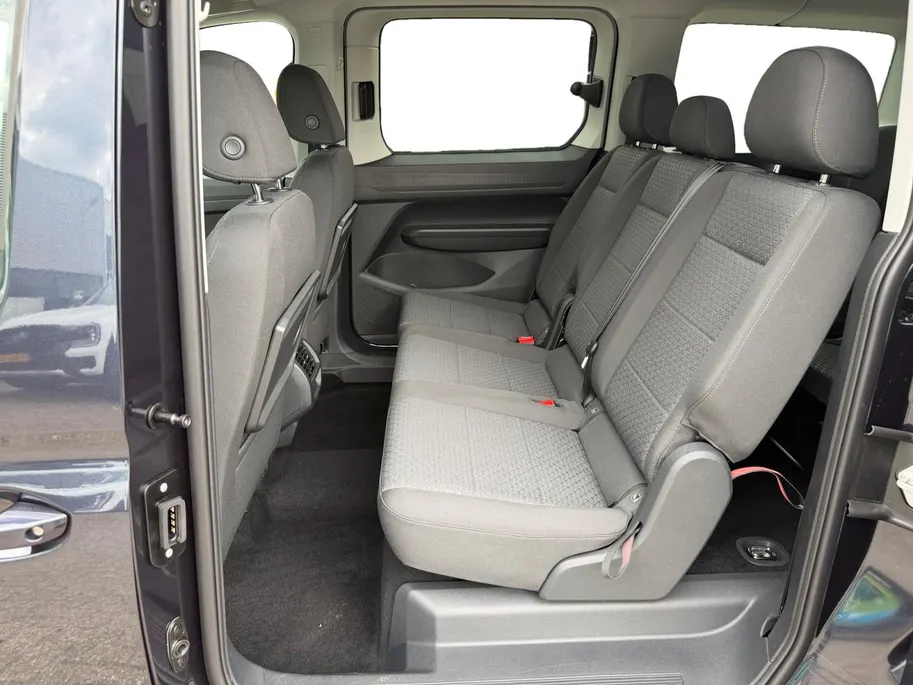 Ford Transit Connect Ford Tourneo Connect PHEV L2 Titanium 7p. | Uit Voorraad Leverbaar | Geel Kenteken | Automaat | Trekhaak | AGR Gecertificeerde Voorstoelen | Achteruitrijcamera | Winter Pakket | Adaptieve Cruise Control