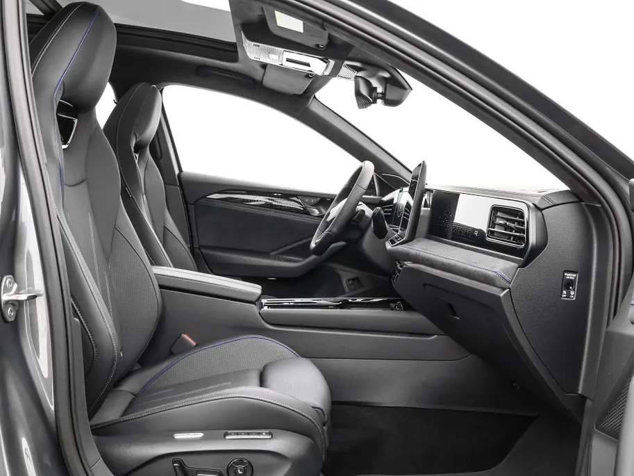 Volkswagen Passat Variant R-Line Edition 1.5 eHybrid 272 PK versn. DSG · Assistance Pakket Plus · Black Style Pakket Plus · Multimedia Pakket Plus · Trekhaak inklapbaar, met elektrische ontgrendeling, incl. Trailer Assist ·