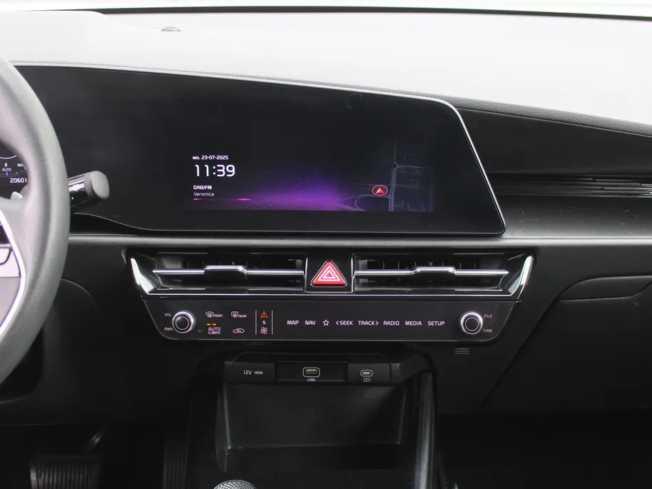 Kia Niro EV Light Edition 64.8 kWh | Airco | Cruise | Navi | Camera | PDC | 17' LM | All season banden | 17% bijtelling |