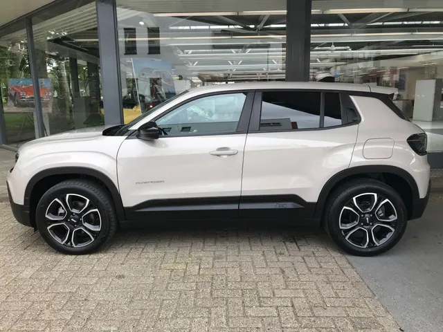 Jeep Avenger 1.2 e-Hybrid Summit