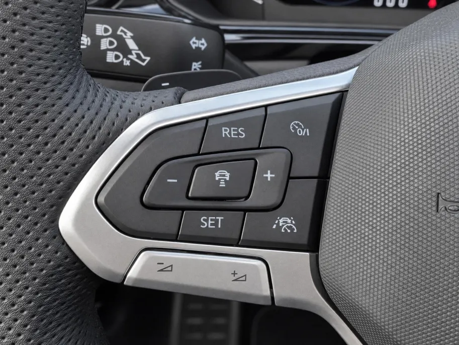 Volkswagen T-Roc 1.5TSI/150PK R-Line Black Style · Panoramadak · Apple/Android Car Play · Camera + Parkeersensoren · Stoelverwarming ·  Garantie t/m 07-08-2027