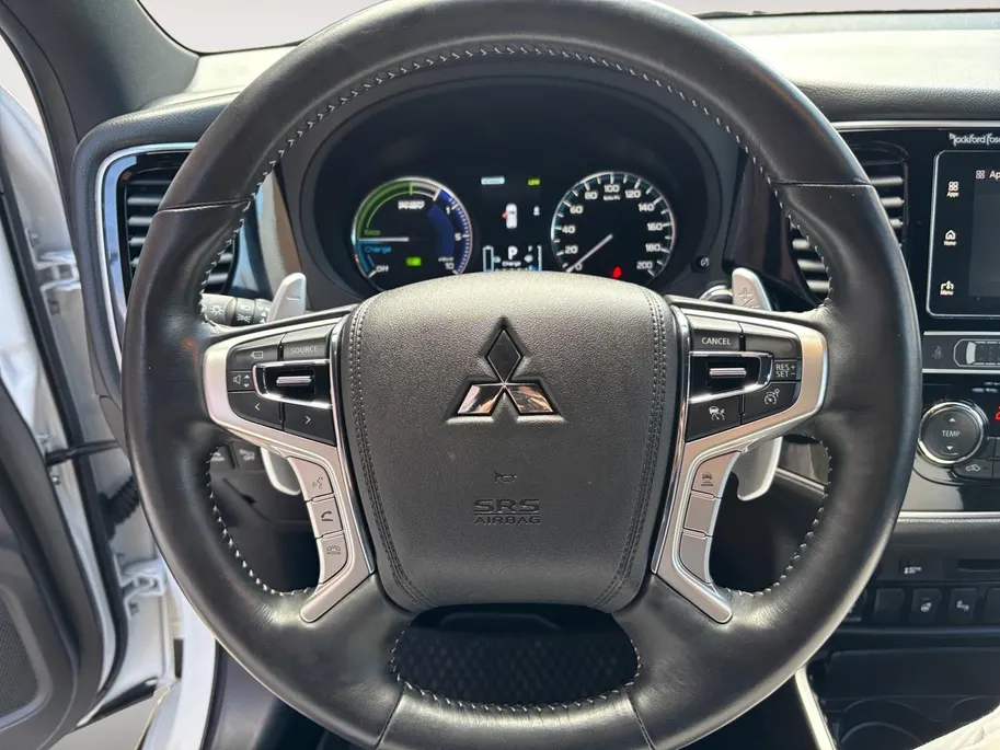 Mitsubishi Outlander 2.4 PHEV Instyle | Trekhaak | Leder | Schuif-kantel dak | Rondom camera | Elektrisch. Achterklep | Stoel en stuurverwarming | Set winterwielen |