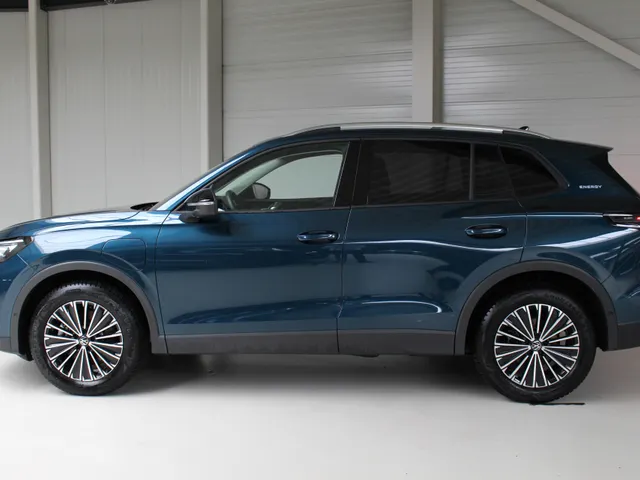 Volkswagen Tiguan 1.5 eHybrid Life Energy Navigatie | Trekhaak | 18' Velgen | 360 Camera | Stoelverwarming