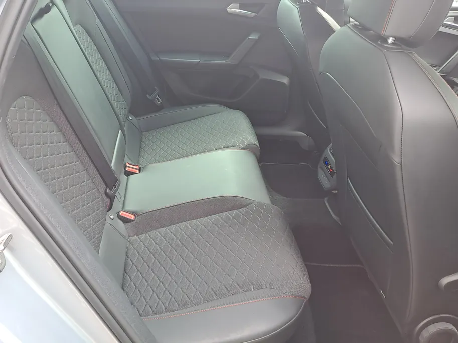 SEAT Leon Sportstourer 1.5 TSI FR Business Intense | Navigatiesysteem full map | Apple Carplay/Android Auto | Elektrisch bedienbare achterklep | Achteruitrijcamera | Stoel en Stuur Verwarming | Cruise control adaptief