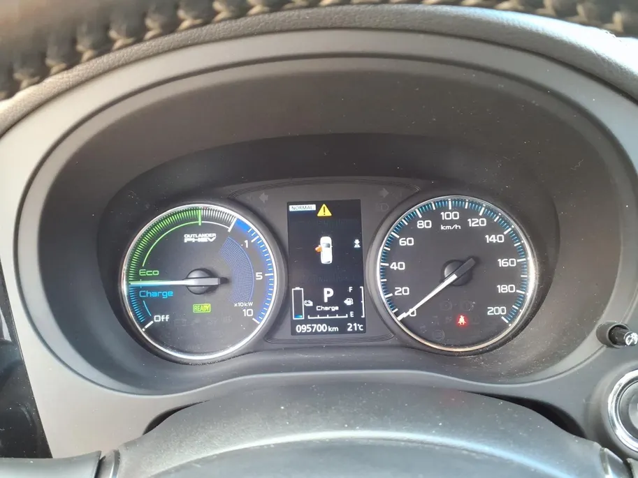Mitsubishi Outlander 2.4 PHEV Pure Apple Carplay/Android Auto , electronic climate controle , cruise control , kunstlederen bekleding , lichtmetalen velgen 16' , voorstoelen verwarmd