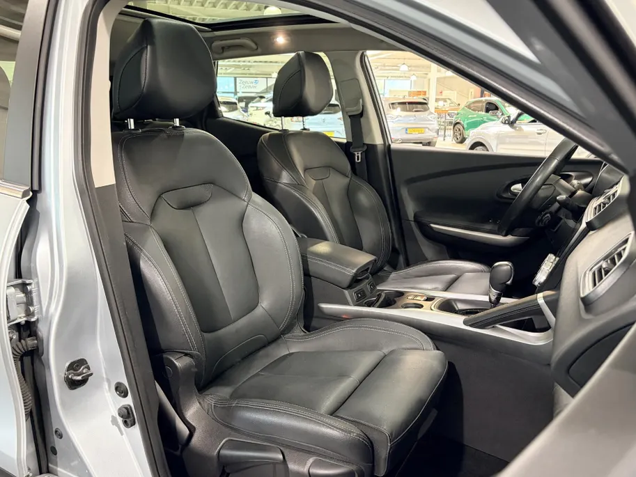 Renault Kadjar 140PK TCe Intens Automaat | Trekhaak (1500 KG) | Panoramadak | 19' Lichtmetalen Velgen | Stoelverwarming | Navi | Camera | Climate Control | Adaptieve Cruise Control | Leder |