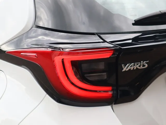 Toyota Yaris 1.5 Hybrid Dynamic Limited | Stoelverwarming | Keyless | 17 inch | All Seasons