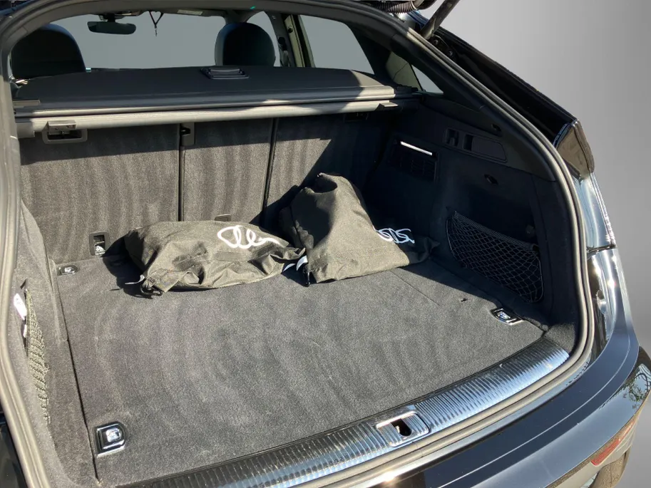 Audi Q5 Sportback 50 TFSIe 220kW/299PK S Line · Panoramadak · Camera · Apple/Android Car Play · Stoelverwarming · Drive select · Leder/stof