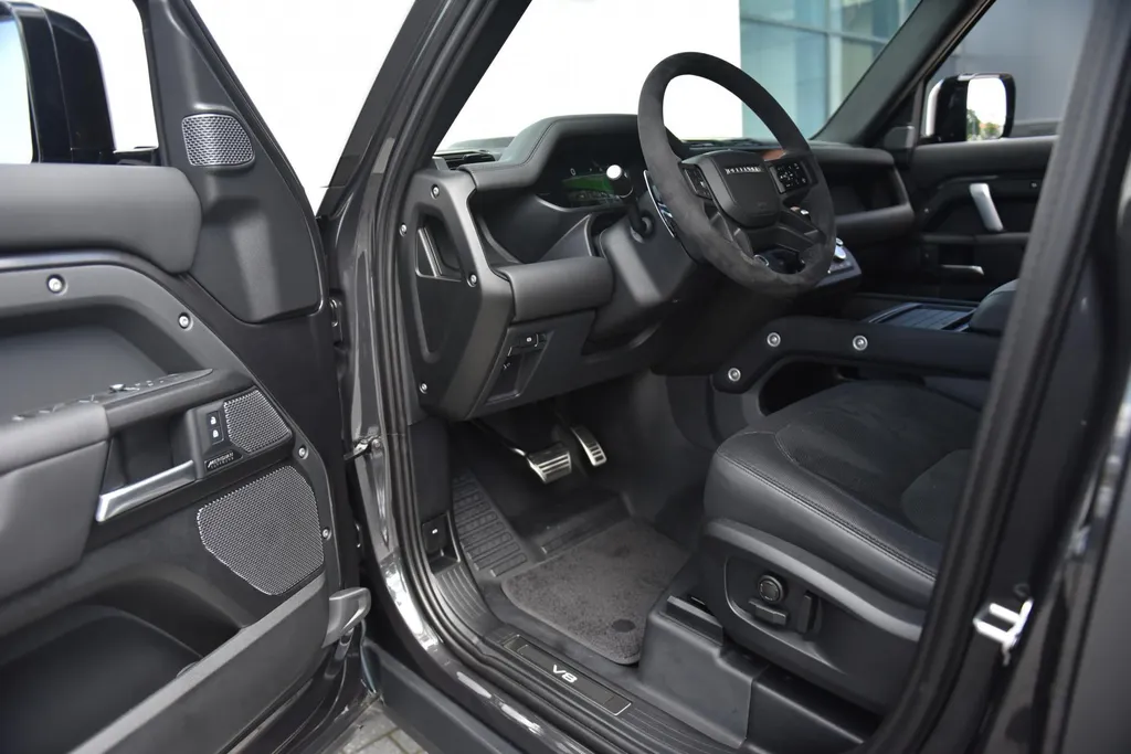 Land Rover Defender 