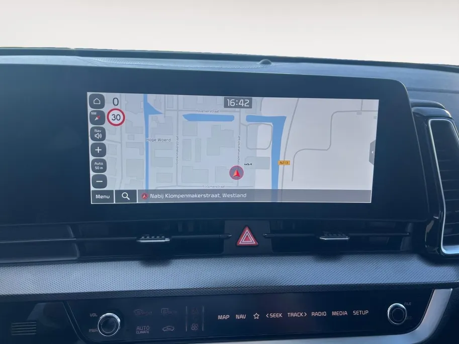 Kia Sportage 1.6 T-GDi MHEV GT-Line | 1510 kg trekgewicht | Glazen schuif-/kanteldak | Elektrisch verstelbare stoelen | Dodehoekassistentie | Stoel- en stuurverwarming | Achteruitrijcamera | Parkeersensoren voor- en achter | Apple/Android Carplay