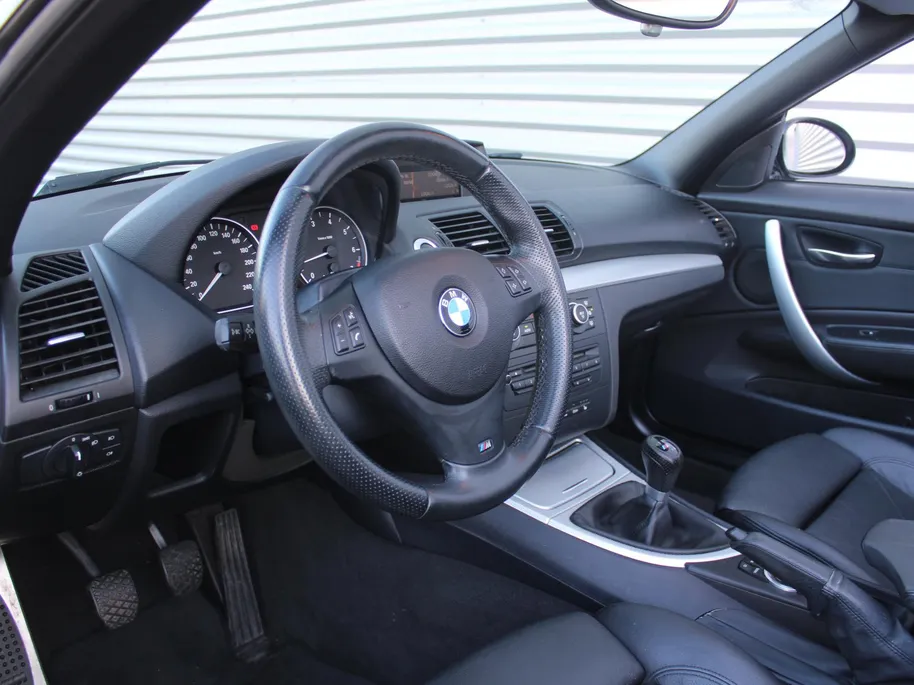 BMW 1 Serie Cabrio 118i Executive | M-Pakket | Stoelverwarming | 17' LM | Windscherm | Parkeersensor v+a | Trekhaak | Navi | Leer | Xenon | Clima |