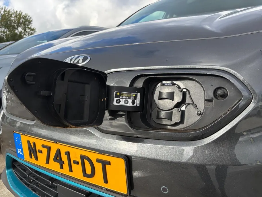Kia e-Niro DynamicPlusLine 64 kWh | *1E EIGENAAR | FABRIEKSGARANTIE | SCHUIF- KANTELDAK | APPLE CARPLAY/ ANDROID AUTO | NAVI | CAMERA | STUUR/ STOELVERWARMING | STOF/ LEDER | ETC…