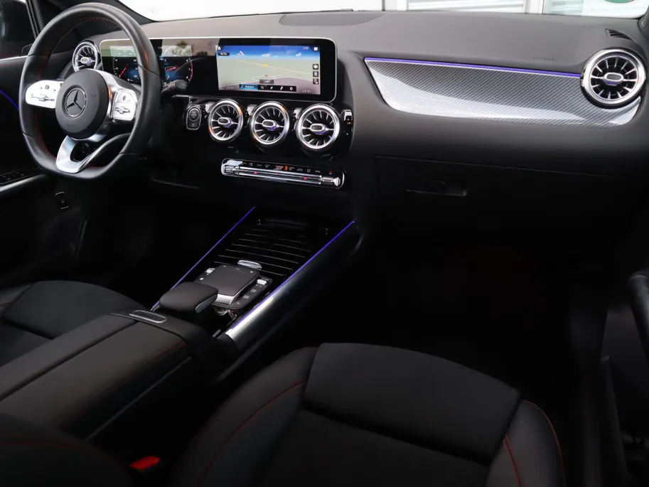 Mercedes-Benz GLA 200 Business Solution AMG l Trekhaak l Panoramadak l Stoelverwarming
