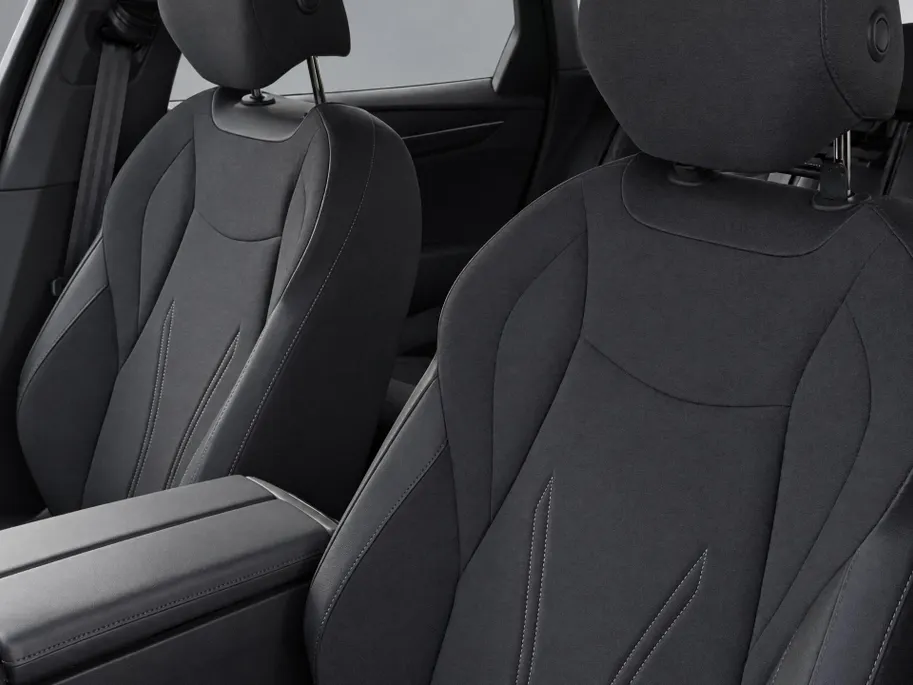 Volkswagen ID.7 Tourer Pro Business 77 kWh / 286pk Stuur- & Stoelverwarming · 360 Camera · Trekhaak · IQ.LIGHT ·  Head-Up Display