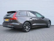 Volvo V60 2.0 T6 Plug-in hybrid AWD Plus Dark | Nappaleder | Trekhaak | HK audio | Schuifdak | Stuur-/stoelverwarming | Adap. Cruise | Dodehoek detectie | Geheugenstoelen | 360 Camera |
