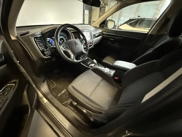 Mitsubishi Outlander 2.4 PHEV Pure + Carplay