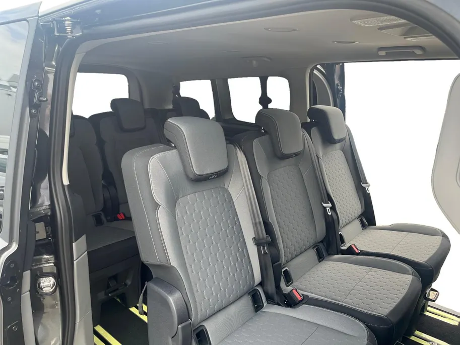 Ford Tourneo Custom 340 L2 Titanium 2.5 PHEV 233 pk | 9-persoons | TE BESTELLEN | Dual-zone airco | Inklapbare trekhaak | Cruise control | Verwarmd stuurwiel | Dubbele schuifdeuren met uitzetruiten | 17' LM velgen