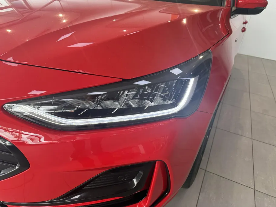 Ford Focus 1.0 EcoBoost Hybrid 125 pk ST Line X Panoramadak - Groot navigatie - 18inch LM Velgen - Driver Assistance Pack - Winter Pack - Race Red