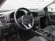 Kia Sportage 1.6 T-GDI Black Edition | Stuur-/stoelverwarming v+a | Schuifdak | Leer | Camera | Elek. achterklep | Cruise | PDC | Navi | 17' LM | Zeer nette auto! |