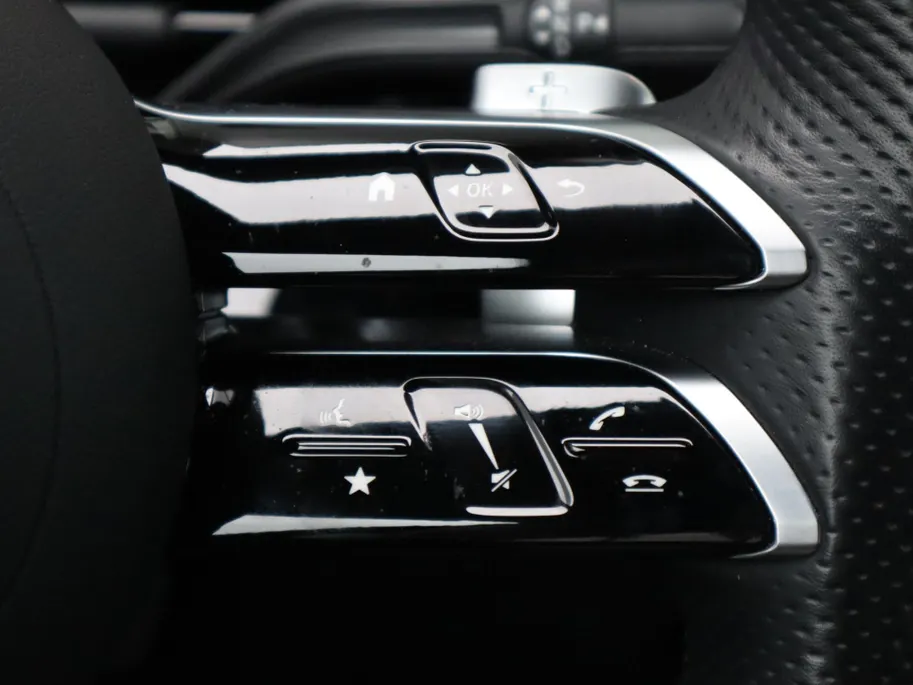 Mercedes-Benz GLA 180 AMG Line l Keyless l Achteruitrij camera l Stoelverwarming