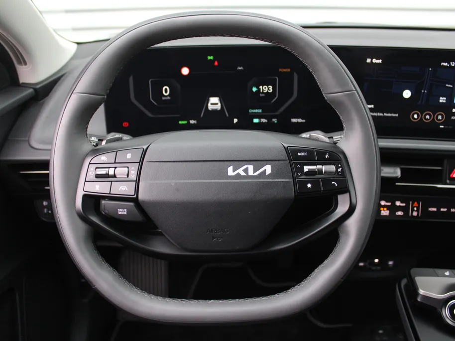 Kia EV6 Light Edition 63 kWh | Stuur-/stoelverwarming | Camera | 19' LM | LED | Adap. Cruise | Clima | Draadloze telefoonlader | 17% bijtelling |
