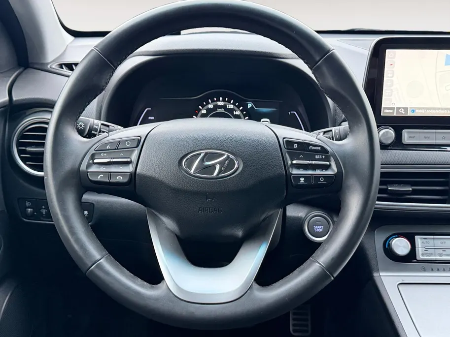 Hyundai Kona EV Fashion 64 kWh | Zeer nette auto | 100 % SOH | Stoelverwarming | Navigatie | Apple CarPlay & Android Auto | Achteruitrijcamera | Dealer onderhouden |