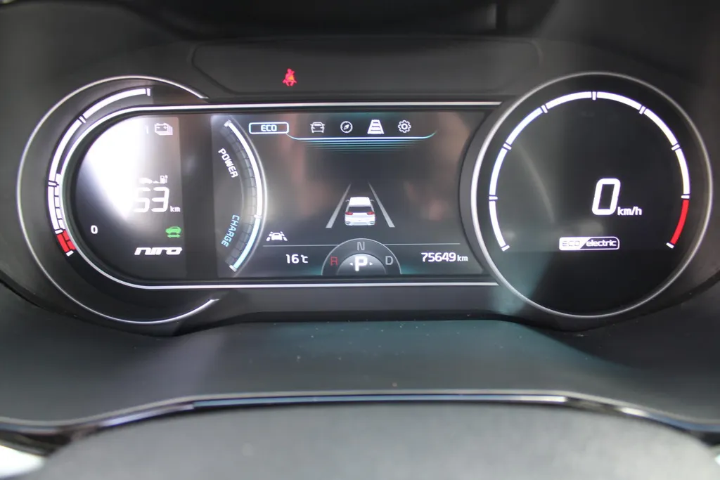 Kia e-Niro DynamicPlusLine 64 kWh | Warmtepomp | Schuif/kantel dak | 17' LM | Airco | Cruise | Navi | Camera |