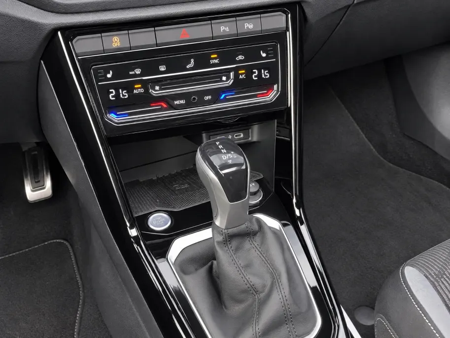 Volkswagen T-Roc 1.5TSI/150PK R-Line Black Style · Panoramadak · Apple/Android Car Play · Camera + Parkeersensoren · Stoelverwarming ·  Garantie t/m 07-08-2027