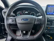 Ford Focus Wagon 1.0 EcoBoost Hybrid ST Line Style | Dealer onderhouden | NL auto | Winter pack | Trekhaak | Navigatie | Apple carplay & Android auto | Parkeersensoren voor en achter | Achteruitrijcamera | Cruise control | Draadloos opladen mobiel | Privacy glas | B