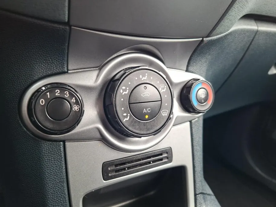 Ford Fiesta 1.25 Limited | Nieuwe Distributieriem bij aflevering | Trekhaak | All weather banden | Radio | Dealer onderhouden | Nieuwe APK | 12maanden BOVAG Garantie |