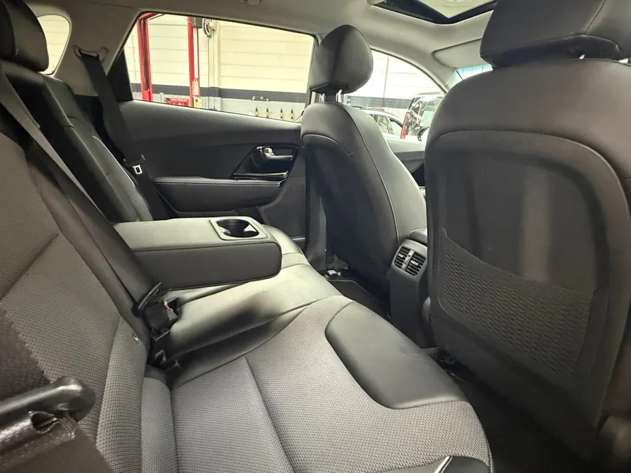 Kia e-Niro DynamicPlusLine 64 kWh Dealer onderhouden | Stoel + stuurverwarming | Climate control | 3 Fase laden |