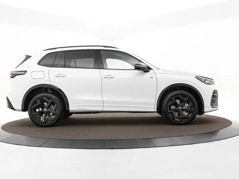 Volkswagen Tiguan R-Line 1.5 eHybrid 204 PK 6 versn. DSG · Voorstoelen verwarmbaar · Sfeerverlichting · All-season banden