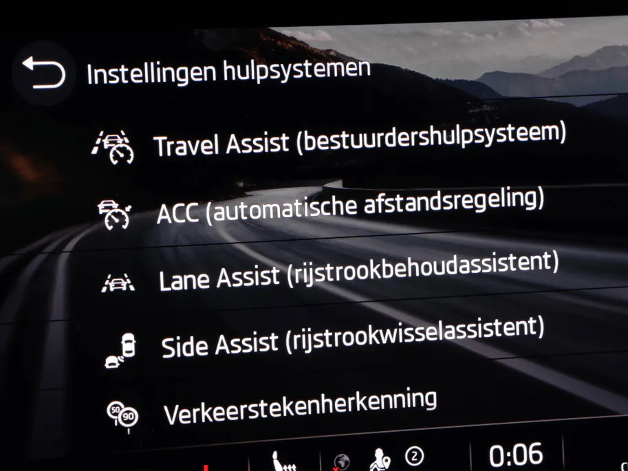 Škoda Octavia Combi 1.4 TSI RS iV PHEV 245pk DSG Business · Camera · Inklap. Trekhaak · Head-Up Display · Elek. Stoelen + Geheugen & Massage · Stuur- & Stoelverwarming ·