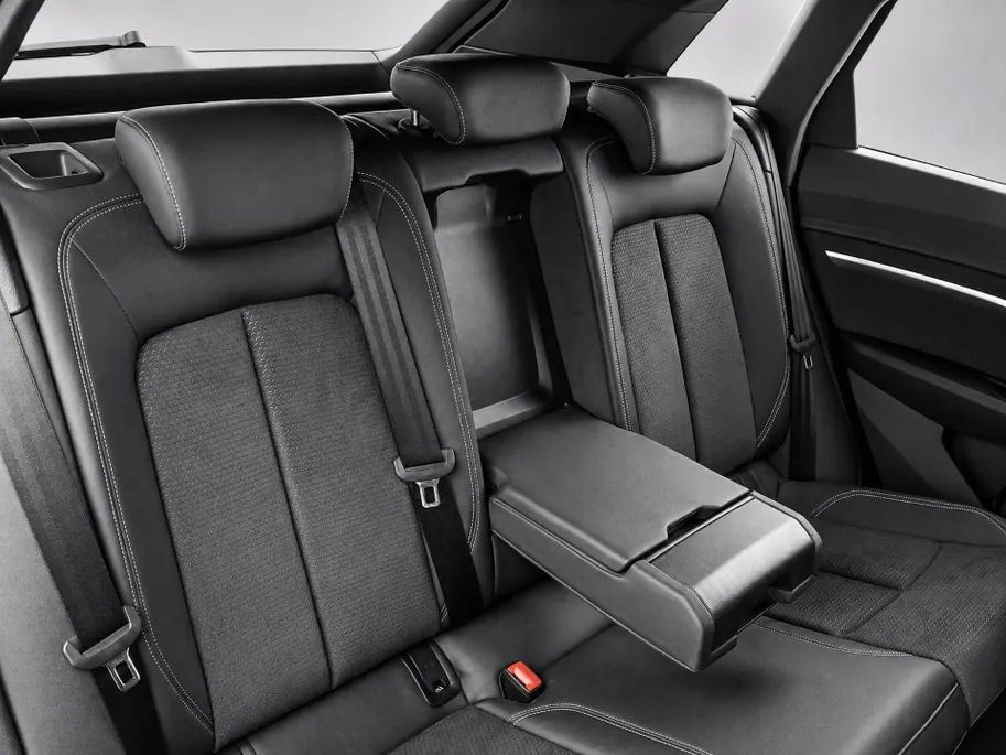 Audi e-tron 55 quattro 95 kWh 408pk S Edition · SOH 96,8% · Camera · Luchtvering · Afneembare Trekhaak · Head-Up Display · Elek. Achterklep · Stoelverwarming · 20'Velgen ·