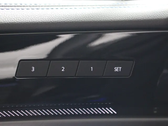 Volkswagen Touareg 3.0 TSi R 4-Motion 462 PK | Panoramadak | Head-Up display | Climate Seats | Keyless | Dynaudio |  Matrix Led