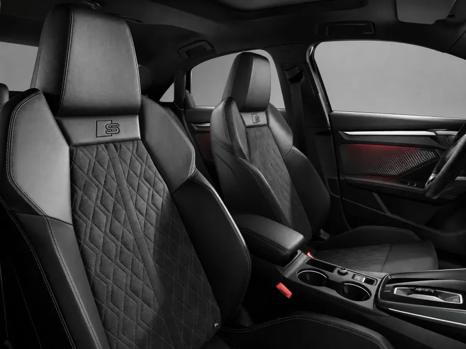 Audi A3 Limousine 35 TFSI S edition 150 PK · Tech plus · Glazen panoramadak · 19' inch Audi sport velgen 5-dubbelspaak-edge anthracietzwart glansgedraaid