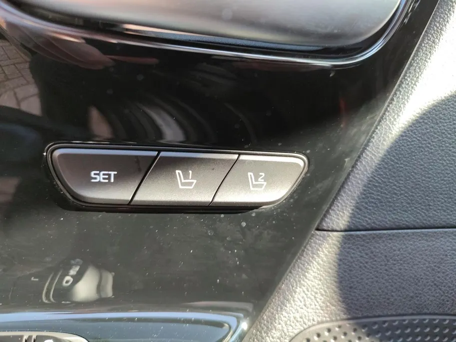 Kia e-Niro DynamicPlusLine 64 kWh | Warmtepomp! | Apple Carplay / Android Auto | Navigatiesyteem | Elektrisch Verstelbare Voorstoelen | Bestuurdersstoel + Geheugen | Stoelverwarming + Stoelkoeling | Stuurverwarming | Elektrisch Schuif / Kanteldak | Licht + Regensens