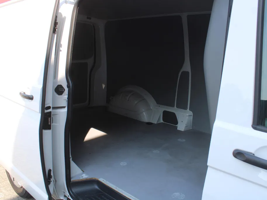Volkswagen Transporter 2.0 TDI L2H1 28 Comfortline | 3-zits | Airco | Cruise | PDC | Apple Carplay | Android Auto | Volledig betimmerd |