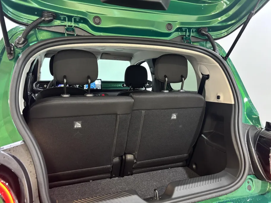 Renault Twingo Urban Range Techno 27.5 kWh Automaat | Demo - Beschikbaar per 01-10-2026 | Armsteun | Camera | Parkeersensoren | Climate Control | Full LED | Adaptive Cruise Control | Navigatie | 18' Lichtmetalen Velgen |