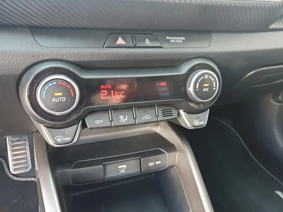 Kia Stonic 1.0 T-GDi MHEV GT-PlusLine | Stoel en stuurverwarming | Schuifdak | Dodehoek detectie | Climate control | Cruise control | Camera | Navigatie | Parkeersensoren voor en achter |