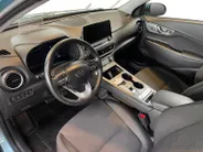 Hyundai Kona EV Fashion 64 kWh | Warmtepomp | Navigatie | Apple Carplay & Android Auto | 100% SOH | Adaptive cruise control | Climate control | Head-up display | Parkeersensoren achter |