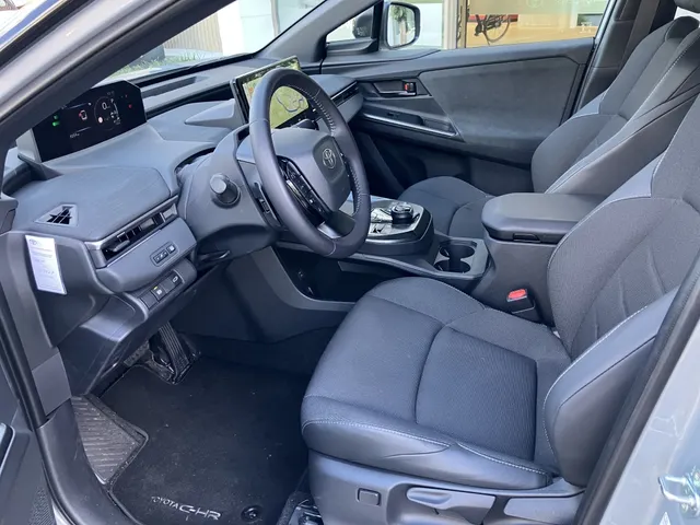 Toyota C-HR+ First Edition 77 kWh | Bi-Tone | 20'| Stoel&Stuurverw | Camera
