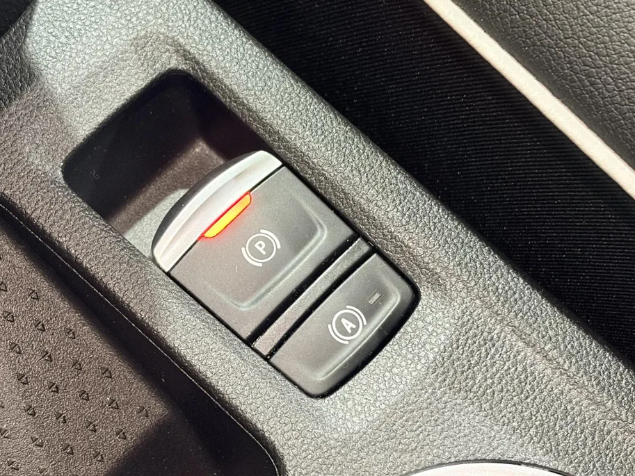 Renault Captur 145PK E-Tech Hybrid Intens Automaat | Camera | Parkeersensoren | Apple Carplay/Android Auto | Navigatie | Climate Control | Cruise Control | Lichtmetalen Velgen | Licht & Regensensor |