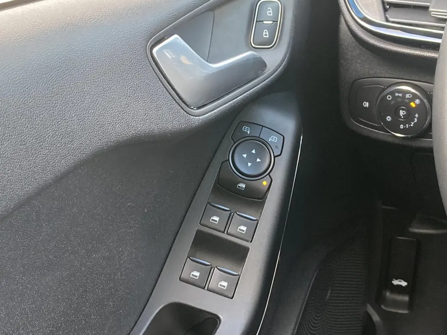 Ford Fiesta 1.0 EcoBoost Hybrid 125 pkTitanium Apple Carplay/Android Auto - Winter Pack - Achteruitrijcamera - Park Assist