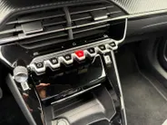 Peugeot 2008 1.2 PureTech 130 Allure | Automaat | Parkeersensoren voor en achter | Acteruitrijcamera | Apple carplay & Android auto | Cruise control | Navigatie | Trekhaak | Bovag garantie |