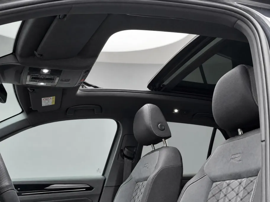 Volkswagen T-Roc 1.5 TSI 150pk DSG R-Line · Panoramadak · Camera · Keyless · Stuur- & Stoelverwarming · Elek. Achterklep · Dodehoeksensor · Garantie t/m 14-07-2027