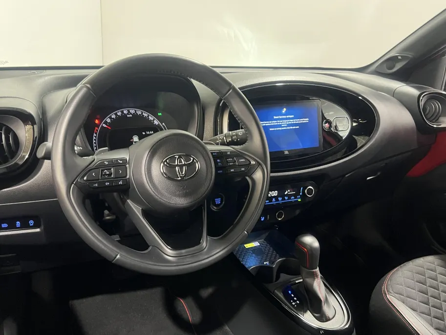 Toyota Aygo X 72PK VVT-i S-CVT Premium Automaat | 1e eigenaar | JBL Audio | Navi | Apple CarPlay/Android Auto | Adaptive Cruise Control | Licht & Regen Sensor | Lichtmetalen Velgen | Keyless Entry |