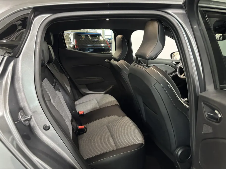 Renault Clio 90PK TCe GPF Techno | Navi | Camera | Parkeersensoren | Digital Cockpit | Apple CarPlay/Android Auto | Armsteun | Licht & Regen Sensor | Climate Control |