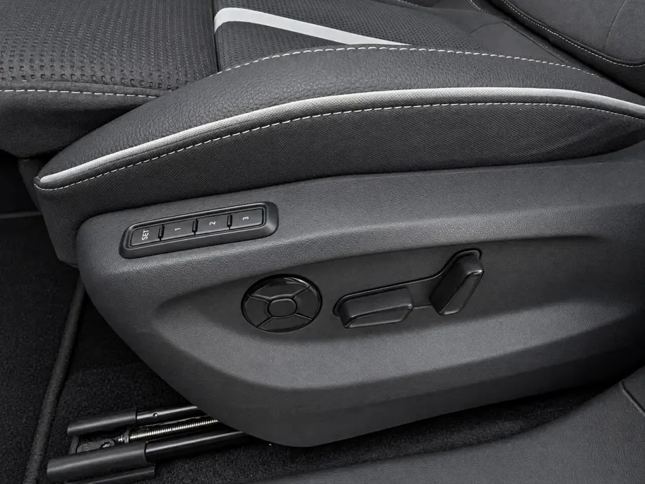 Škoda Kodiaq 1.5 TSI 204pk DSG PHEV Sportline Business · Panoramadak · Wegklapbare Trekhaak · Camera · Elek. Voorstoel · P-Sensoren · 19'' Inch · Garantie t/m 29-06-2030 of 100.000km